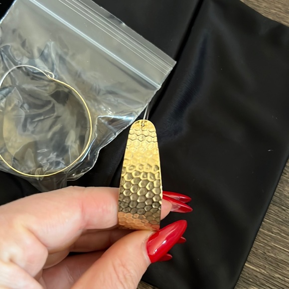 Rippled swinging hoop, gold - Picture 2 of 4